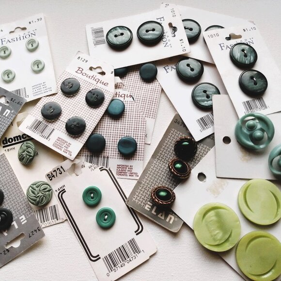 Large Vintage Button Lot-All Cards-Complete & Partials-350+ - Picture 12 of 13